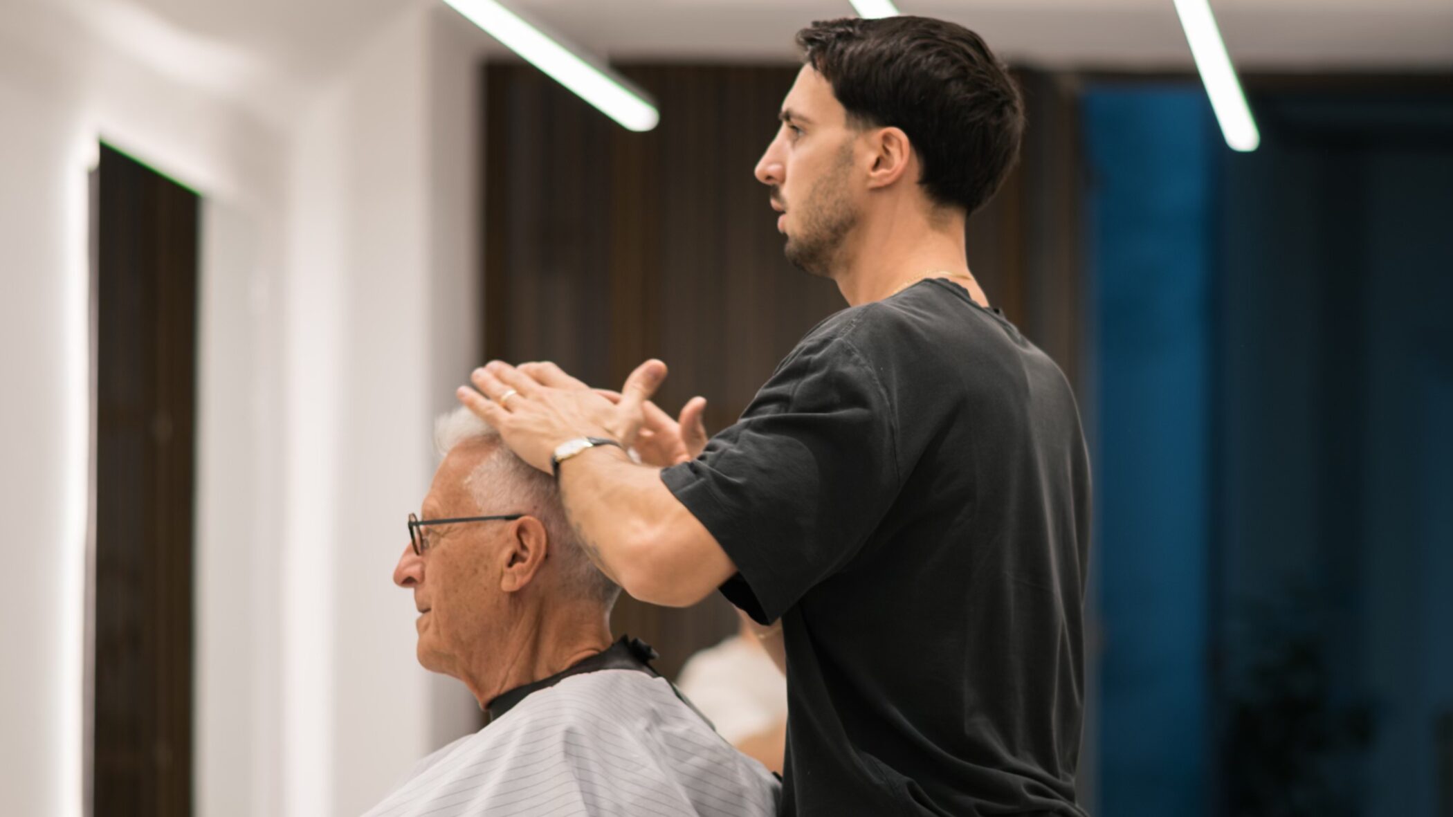 Weiße Haare? So setzt du sie elegant in Szene Capelli bianchi Ecco come valorizzarli con eleganza 1